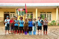 Sau mưa lũ, trường v&ugrave;ng cao ở Lai Ch&acirc;u gấp r&uacute;t sửa chữa để kịp đ&oacute;n học sinh đến lớp