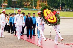C&ocirc;ng đo&agrave;n C&ocirc;ng Thương b&aacute;o c&ocirc;ng, d&acirc;ng hoa viếng lăng Chủ tịch Hồ Ch&iacute; Minh