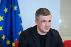Cựu Bộ trưởng Quốc phòng Ukraine kêu gọi tổ chức bầu cử thời chiến