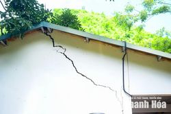 Cận cảnh điểm trường chằng chịt vết nứt giữa v&ugrave;ng từng sạt lở