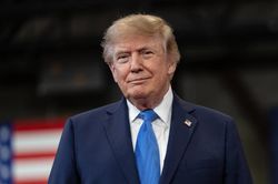 Tổng thống Trump hoãn áp thuế quan 50% lên Canada