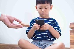 Nỗi lo trẻ em dùng mạng xã hội đang lan khắp toàn cầu