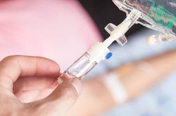 Nguy cơ lớn đằng sau hiểu lầm 'truyền dịch cho nhanh khỏe'