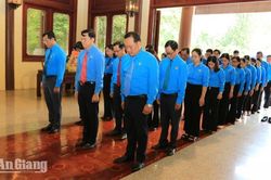 Liên đoàn Lao động tỉnh An Giang dâng hương Chủ tịch Tôn Đức Thắng