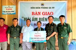 Đồn Bi&ecirc;n ph&ograve;ng Ga Ry b&agrave;n giao nh&agrave; 'M&aacute;i ấm bi&ecirc;n cương' cho nữ cựu d&acirc;n qu&acirc;n hỏa tuyến
