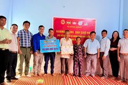 Đông Giang bàn giao nhà Đại đoàn kết cho hộ nghèo