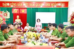 L&atilde;nh đạo phường Xu&acirc;n Lộc ch&uacute;c mừng ng&agrave;y truyền thống C&ocirc;ng an nh&acirc;n d&acirc;n