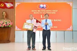 Đồng chí Phan Văn Thắng trao Huy hiệu 70 năm tuổi Đảng cho đồng chí Đoàn Hiếu Thảo