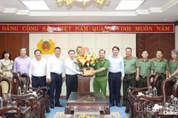 Phó Bí thư Thường trực Tỉnh ủy Hồ Xuân Trường chúc mừng Công an tỉnh nhân Ngày truyền thống lực lượng Công an nhân dân