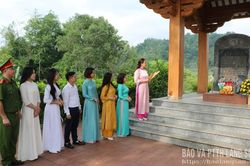 Mốc son chói lọi