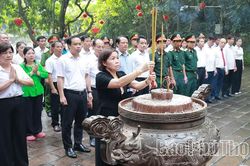 D&acirc;ng hương, hoa kỷ niệm 64 năm B&aacute;c Hồ về thăm Đền H&ugrave;ng