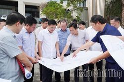 Phó Chủ tịch UBND tỉnh Vũ Việt Văn kiểm tra vị trí đề xuất mở rộng đường Tiên Dung