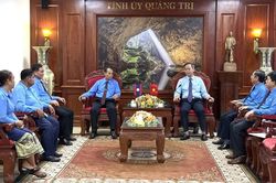 Đo&agrave;n đại biểu Li&ecirc;n hiệp C&ocirc;ng đo&agrave;n tỉnh Sạ-vẳn-na-khệt ch&agrave;o x&atilde; giao l&atilde;nh đạo Tỉnh ủy Quảng Trị