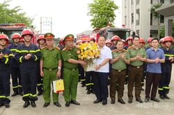 Chủ tịch UBND tỉnh chúc mừng cán bộ chiến sĩ Công an nhân Ngày truyền thống Công an nhân dân