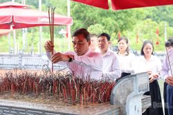 Ban Thường trực và Cơ quan Ủy ban MTTQ Việt Nam tỉnh Tuyên Quang dâng hương nhân kỷ niệm 138 năm ngày sinh Chủ tịch Tôn Đức Thắng