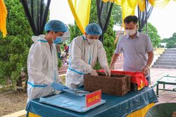 Lấy mẫu hài cốt liệt sĩ chưa xác định danh tính tại xã Đại Phúc
