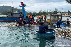Cứu hộ tàu cá của ngư dân gặp nạn tại cửa biển Tư Hiền