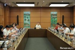 Giảm thủ tục nhưng không giảm kiểm soát quyền lực