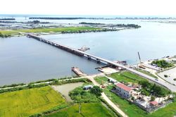 Tăng tốc sửa chữa đập ngăn mặn kết hợp cầu đường vượt sông Hương ở Huế