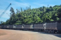 Hà Tĩnh: Xe tải dừng đỗ kéo dài, QL12C qua cảng Vũng Áng tiềm ẩn nguy cơ tai nạn