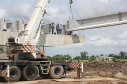 Cận cảnh lao lắp dầm cầu Trà Bông, trên cao tốc Mỹ An - Cao Lãnh
