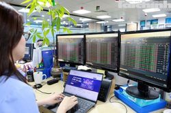Chứng kho&aacute;n ng&agrave;y 19/8: VN-Index giằng co, d&ograve;ng tiền chờ động lực mới