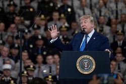 Ông Trump nêu lý do tạm hoãn áp thuế 50% với hàng hóa Canada