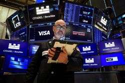Nasdaq giảm mạnh, Phố Wall chịu sức ép từ cổ phiếu AI