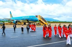 Chuyến bay đầu tiên hạ xuống Liên Khương sau nửa năm