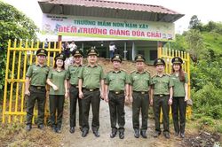 Cục Ngoại tuyến bàn giao điểm trường Giàng Dúa Chải đúng dịp 19/8