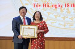 Trao huy hiệu 35 năm tuổi Đảng đợt 2/9