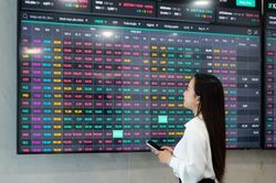 Thanh khoản sụt giảm, &aacute;p lực b&aacute;n vẫn bao tr&ugrave;m thị trường