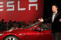 Elon Musk nhận th&ugrave; lao gấp 2,5 triệu lần nh&acirc;n vi&ecirc;n Tesla: C&ocirc;ng ty đang đặt cược AI v&agrave; robot thay v&igrave; xe điện?