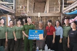 Trao kinh phí hỗ trợ xây dựng 'Nhà ba nhất - Mái ấm biên cương' cho hộ nghèo tại xã Bế Văn Đàn