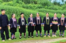 Gìn giữ sắc chàm Mông Đen ở Ka Liệng