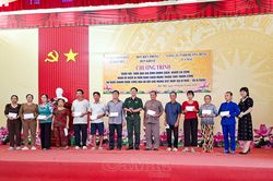 Trao 40 suất qu&agrave; tri &acirc;n gia đ&igrave;nh ch&iacute;nh s&aacute;ch tại Đất Mũi