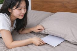 Tại sao bạn nên đặt một tờ giấy A4 dưới gối trước khi đi ngủ?