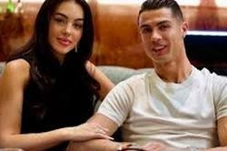 10 năm yêu nhau, Ronaldo và Georgina kết hôn theo cách chẳng giống một đám cưới siêu sao