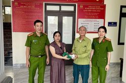 Nhặt được túi chứa 400 triệu đồng, người phụ nữ Hưng Yên làm việc khiến nhiều người nể phục
