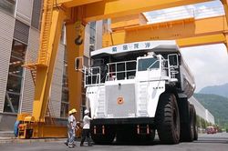 Xe tải khai mỏ thuần điện lớn nhất Trung Quốc: Nặng 350 tấn, pin 1.400 kWh
