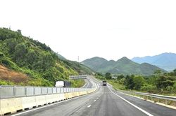 Cận cảnh dự án mở rộng cao tốc xuyên núi hơn 3.200 tỷ trước ngày về đích