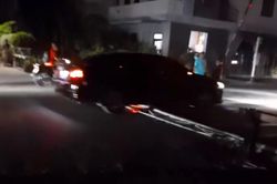 Tài xế ô tô ở Đắk Lắk tông hỏng giàn chắn đường sắt rồi bỏ đi
