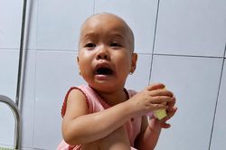 Gãy 2 đốt sống cổ, 7 đốt sống lưng, mẹ bỏ điều trị cứu con 3 tuổi ung thư máu