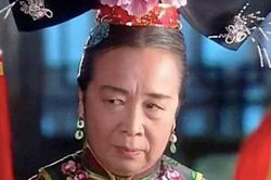 Diễn vai ác quá xuất sắc, 'Dung ma ma' từng bị ném trứng, taxi từ chối chở