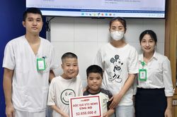 Hai anh em thay nhau lên bàn mổ nhận hơn 52 triệu đồng từ bạn đọc VTC News