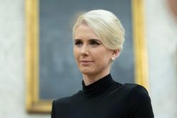 Đổi máy bay tránh âm mưu ám sát ông Trump, nữ trợ lý thành tâm điểm