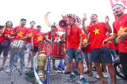 H&agrave;ng vạn CĐV hướng về Mỹ Đ&igrave;nh chờ tuyển Việt Nam v&agrave;o chung kết ASEAN Cup 2026