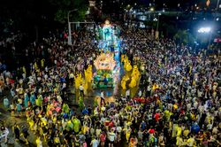 Người dân xứ Nghệ che ô, mặc áo mưa 'cháy' hết mình cùng đại tiệc Carnival