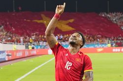 Xuân Son dũng mãnh ghi bàn, tuyển Việt Nam thắng Malaysia 2-0