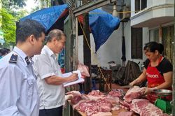 Kiểm tra c&ocirc;ng t&aacute;c quản l&yacute; giết mổ, an to&agrave;n thực phẩm tại phường &Ocirc; Chợ Dừa
